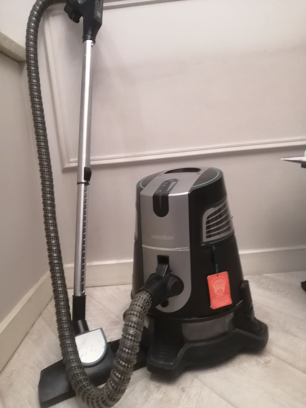 Продаю пылесос Roboclean Splus черно - серебристый.