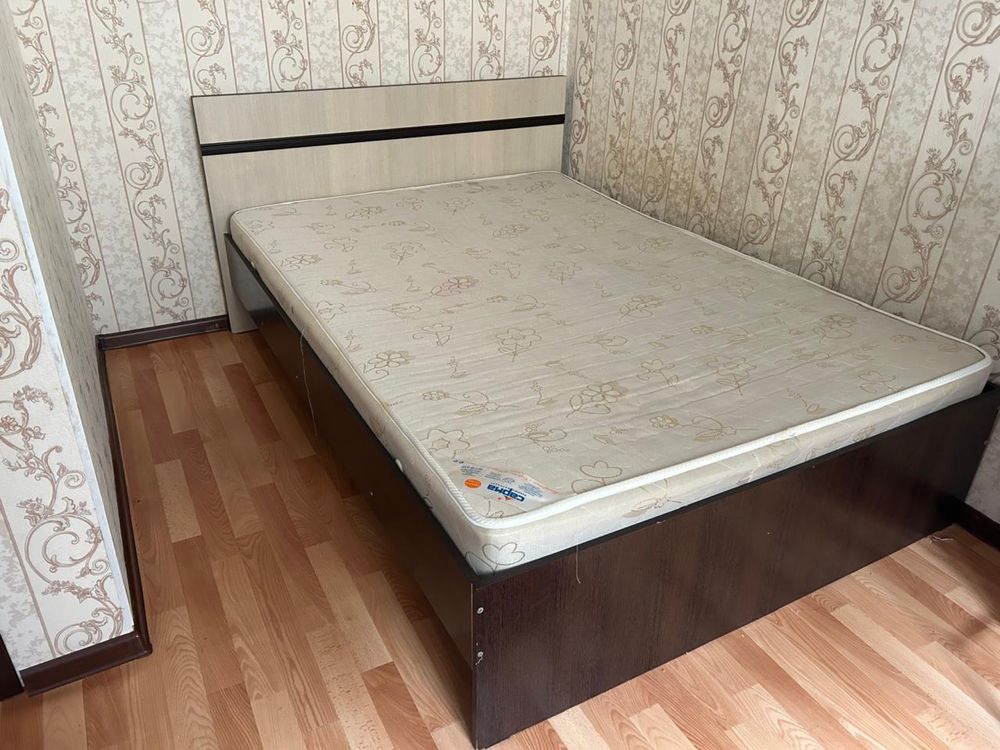 Продам кровать с матрацем