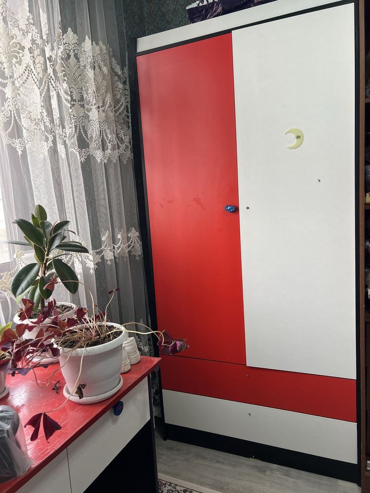 Продам машинку кровать , рабочи стол и шкаф в отличном состояний