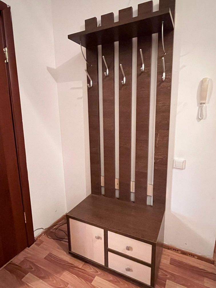 Продам вешалку в прихожую б/у