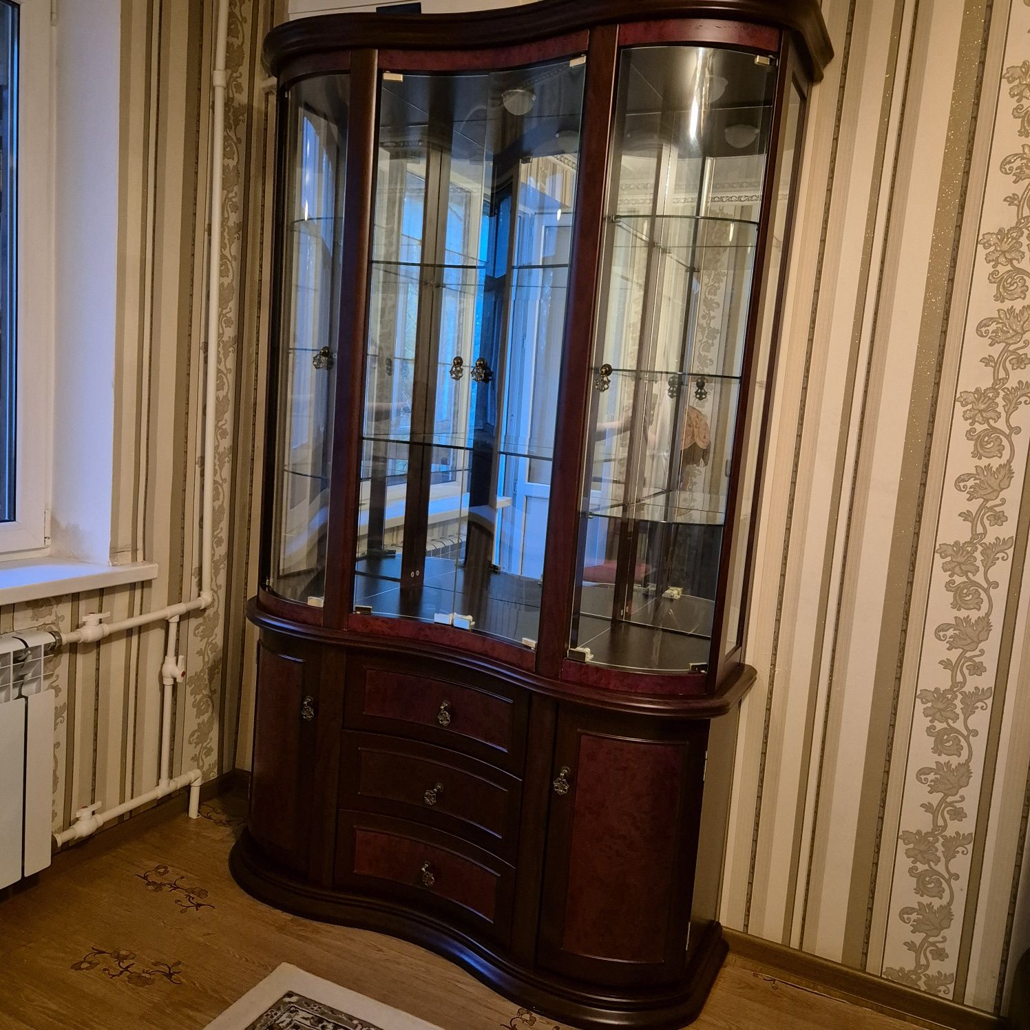 Продам сервант для посуды