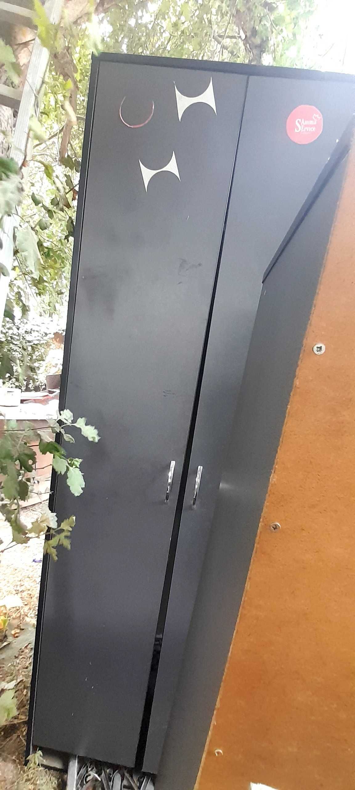 Продам 2 шкафа и стол