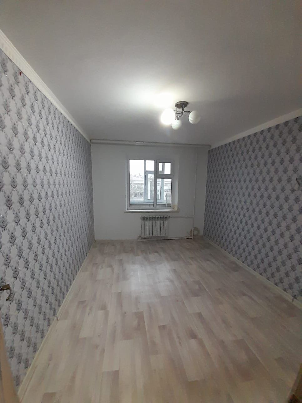 Продам двухкомнатную квартиру микрорайон дружба дом 21 возле 3 школы..