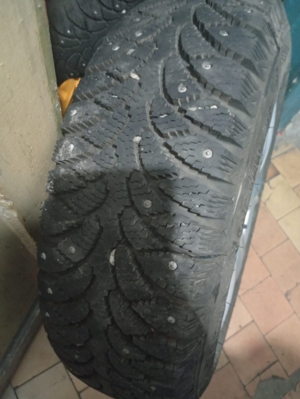 Продам зимние шины с дисками на 13