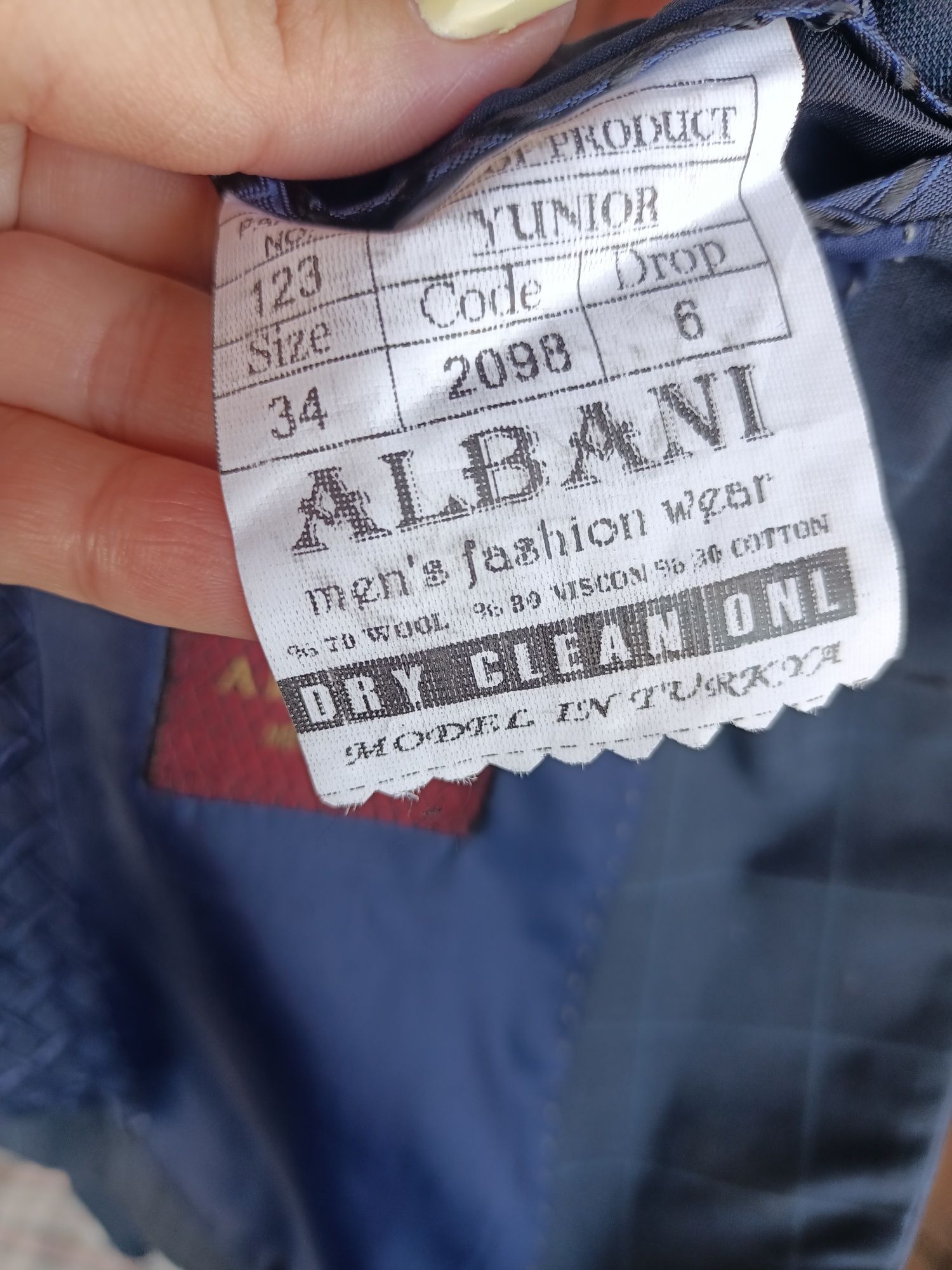 Срочно продам школьные костюмы