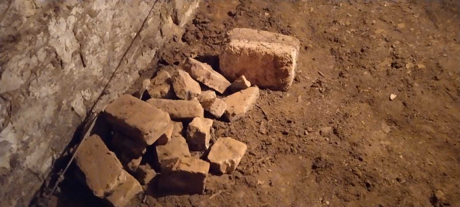 Кирпичи целые и частями