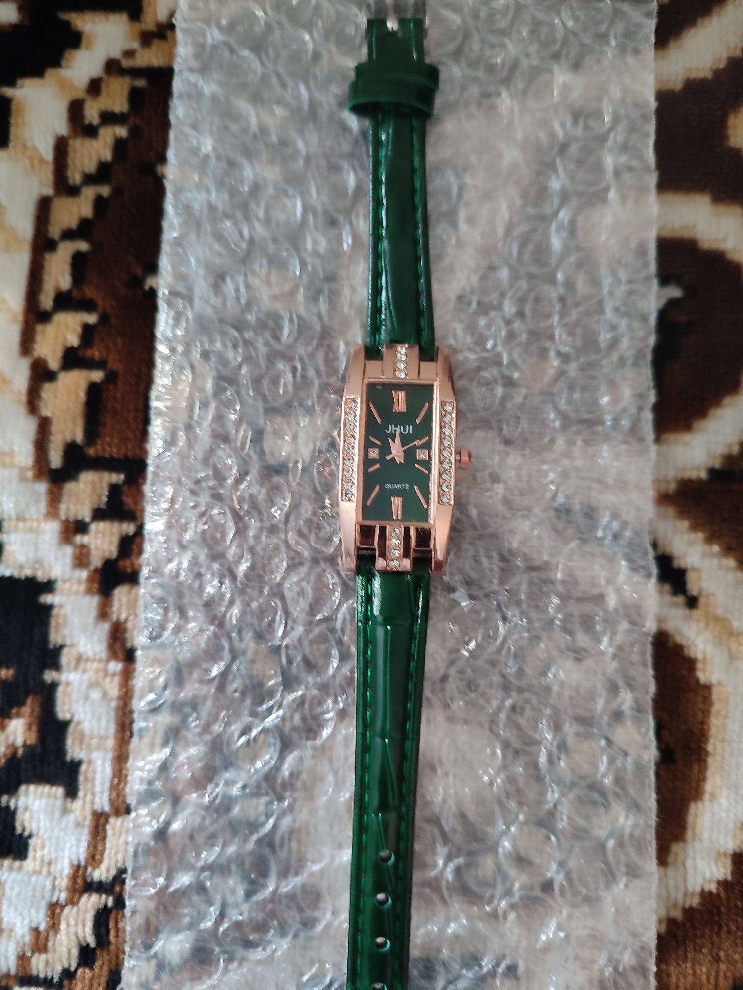 Продам женские часы
