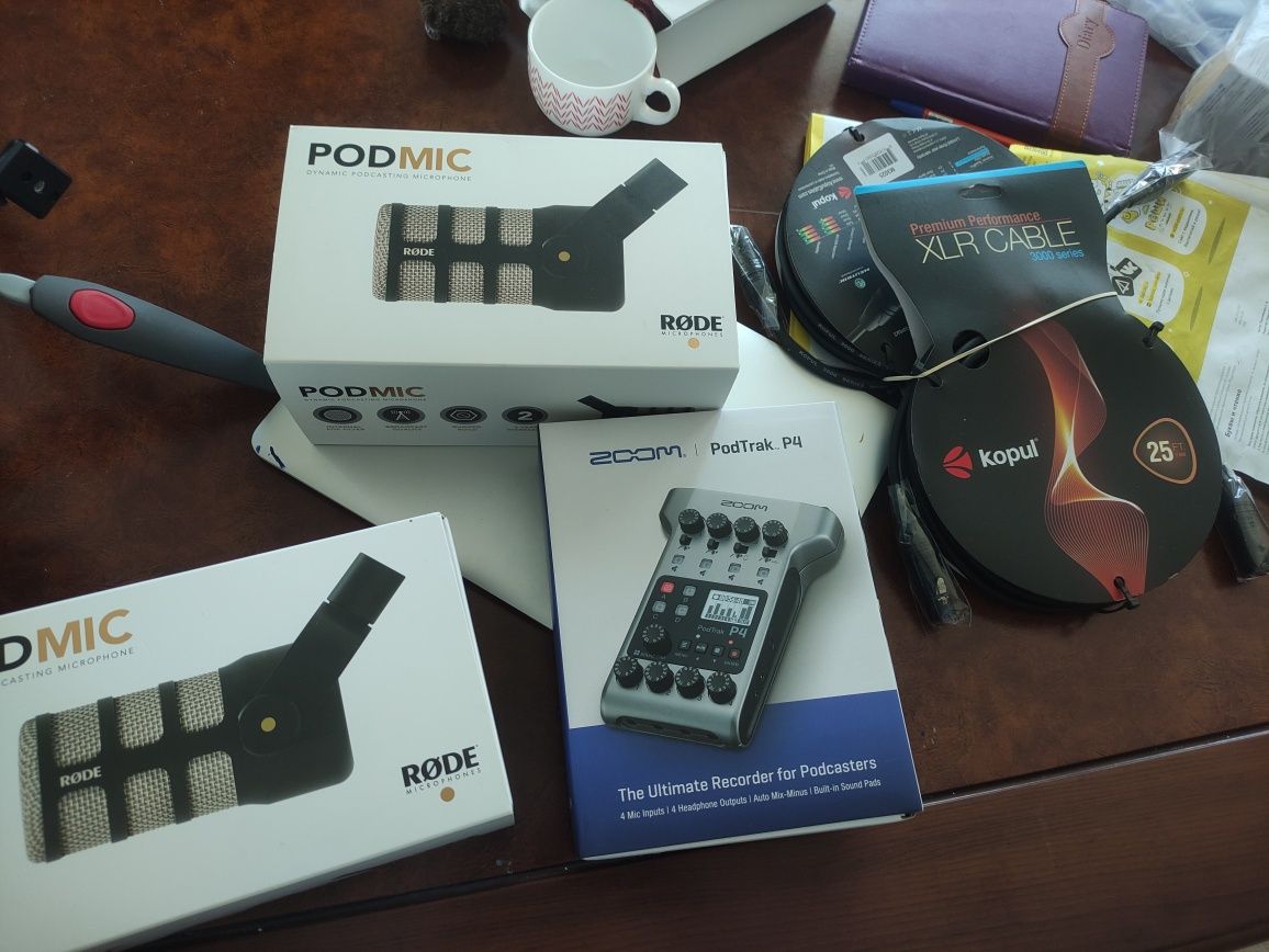 Подкастные микрофоны Rode PodMic, Рекордер Zoom PodTrack P4