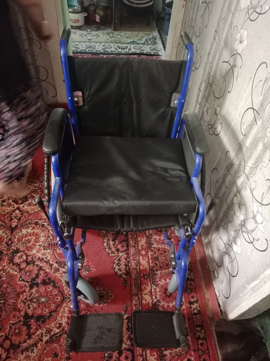 Продам новую инвалидную коляску