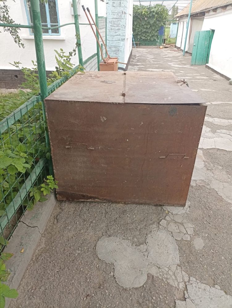 Железный ларь для зерна