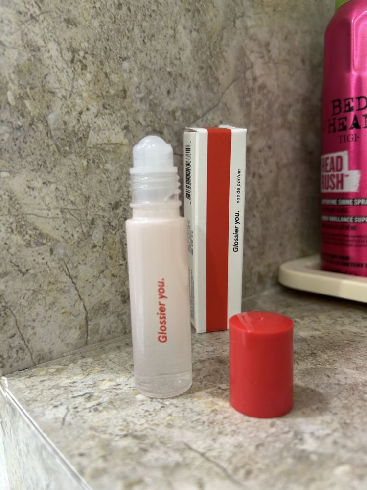 Продам или обменяю парфюм-роллер, жидкую помаду Glossier You
