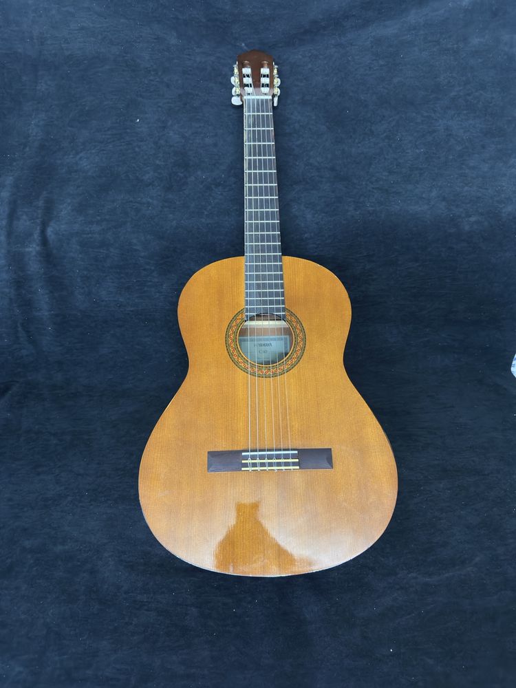 Продам гитару ямаха с40