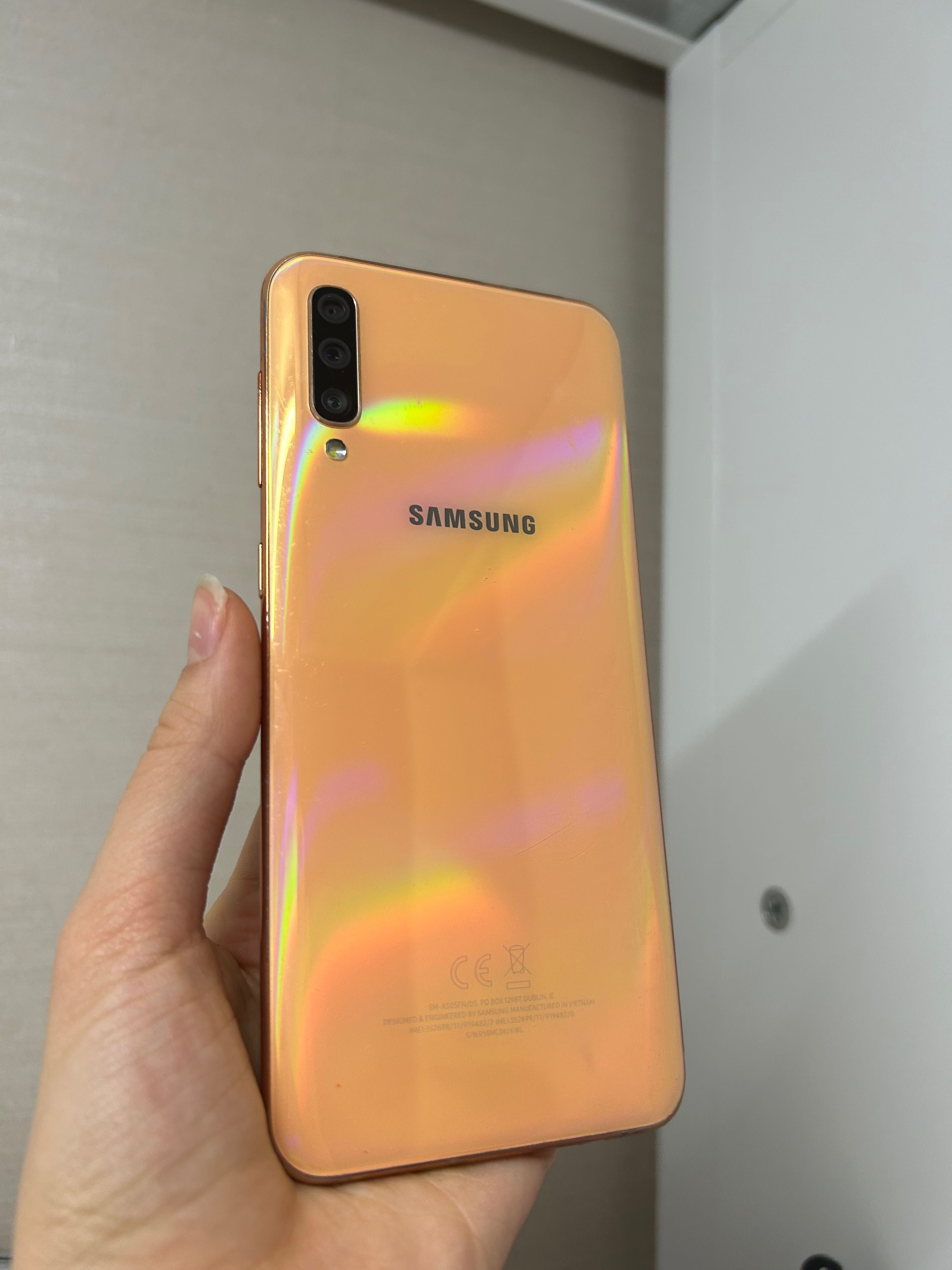 Samsung A50 коралловый цвет 128GB