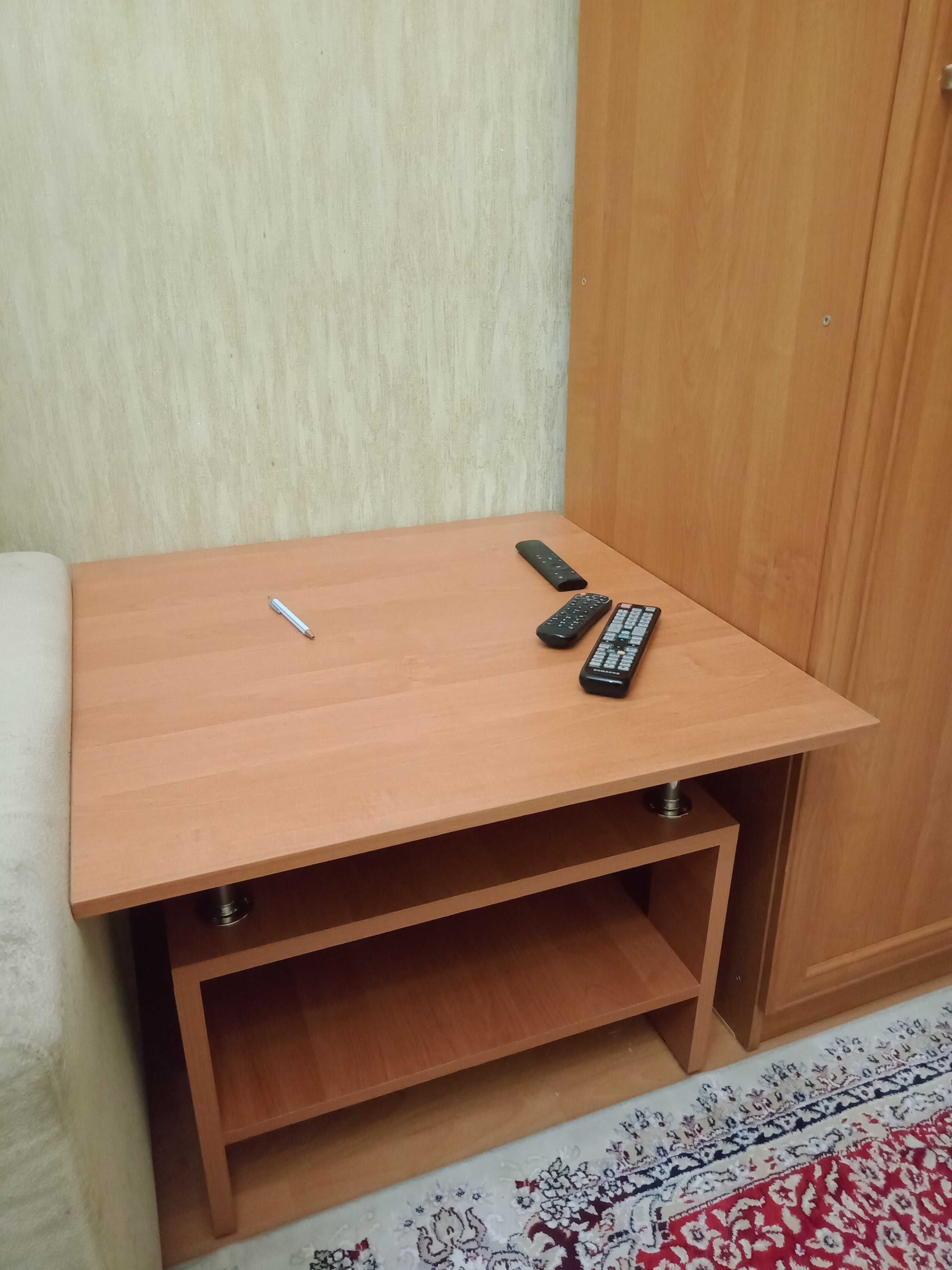 журнальный столик, двухуровневый, размеры 70×70×56.