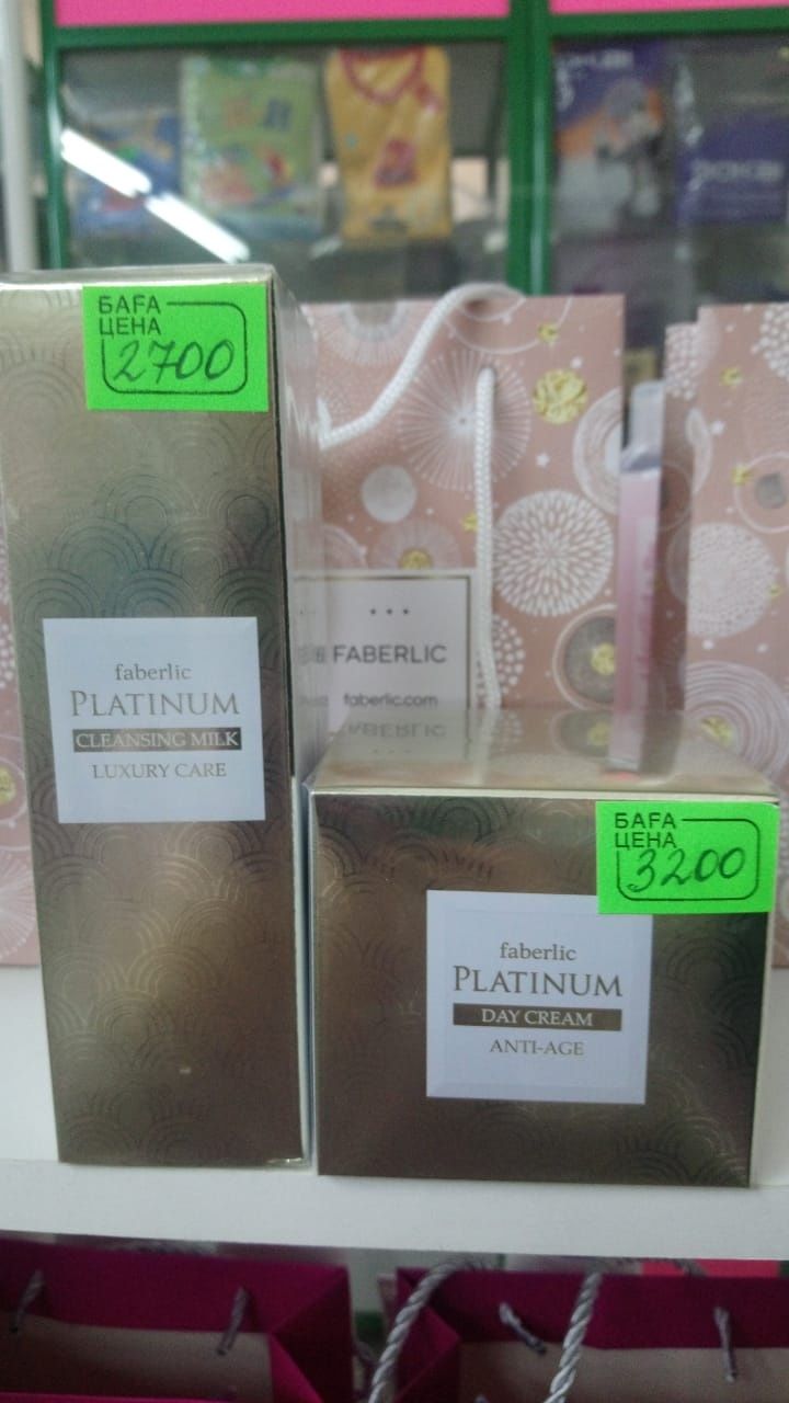 Продам косметику Avon ест новогодние подарки цену уточняйте