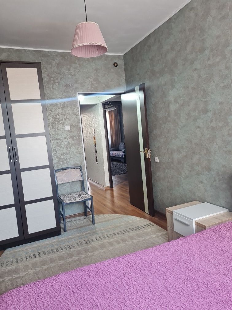 Посуточно 3 ком . кв в 27 мкр , рядом т/ц Байтерек.