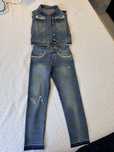 Джинсы и жилетка от бренда Guess