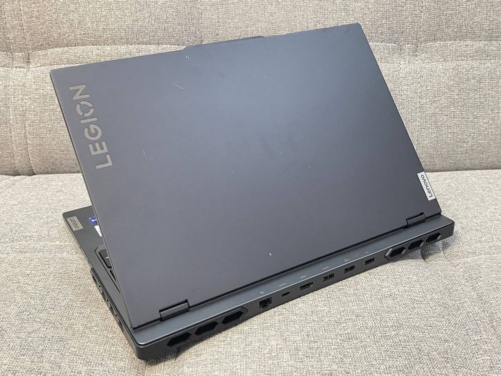 Alienware X16/Legion pro7/Acer Triton/Asus G18