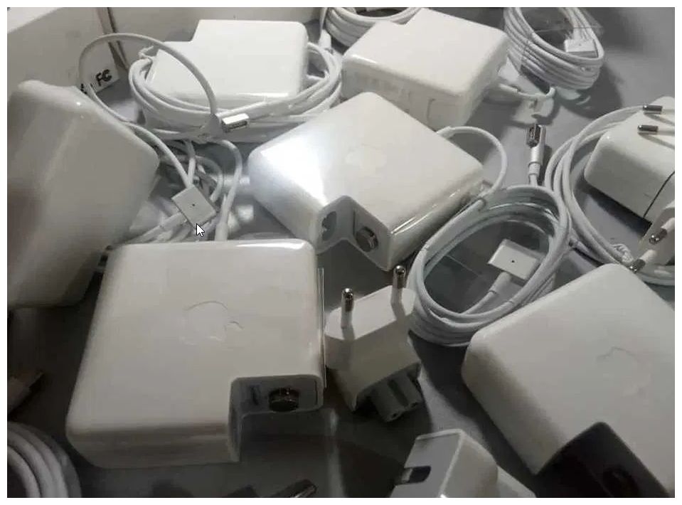 вилка адаптер на Macbook и блок питания зарядка для макбука
