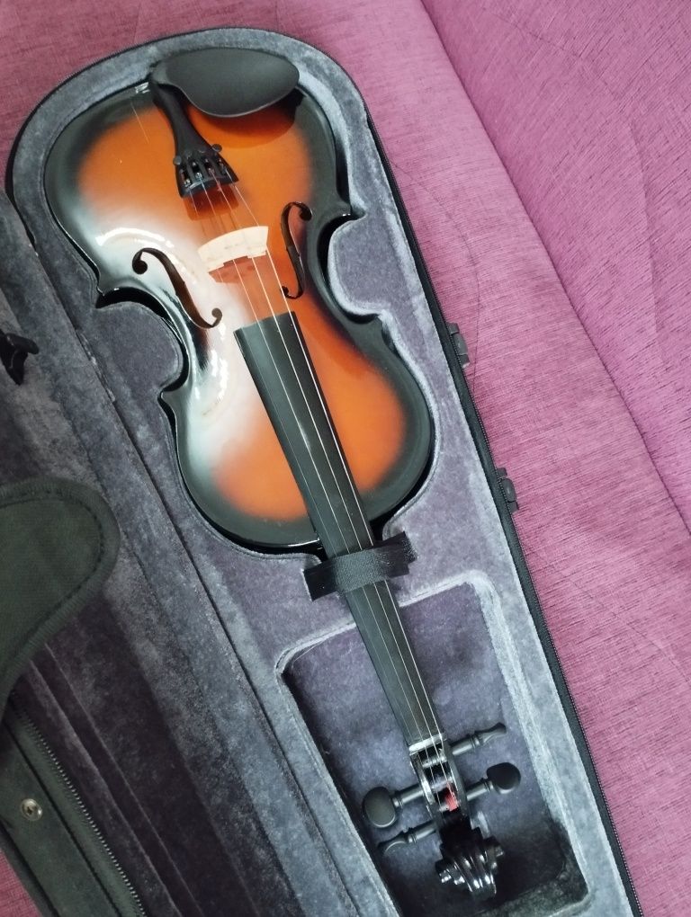 Продам скрипку, почти новую 4/4