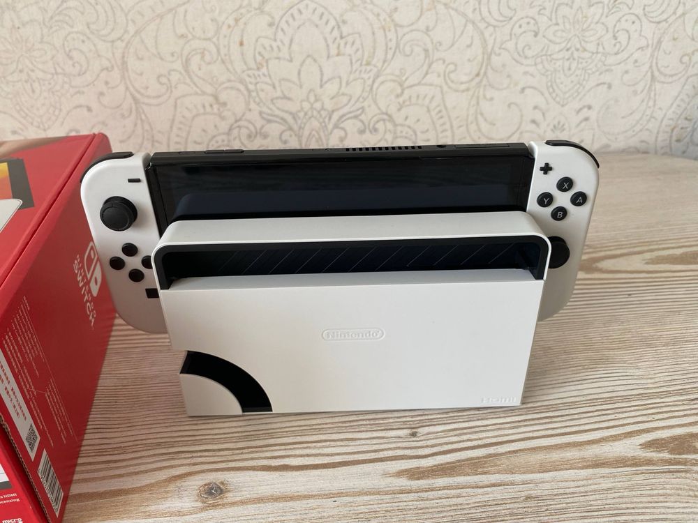 Nintendo Switch Oled белый + подарок картридж Mortal Kombat