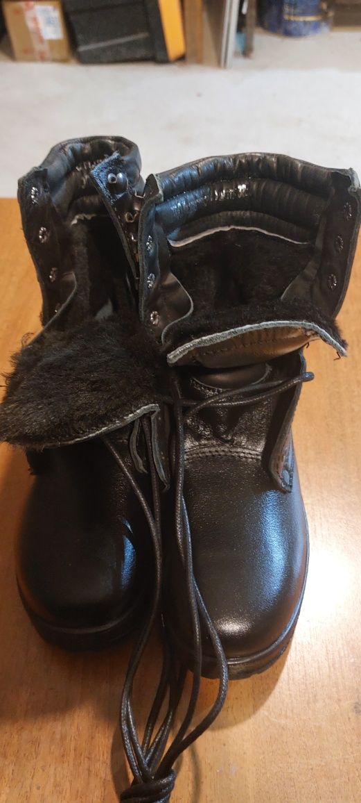 Продам берцы зимние размер 38.