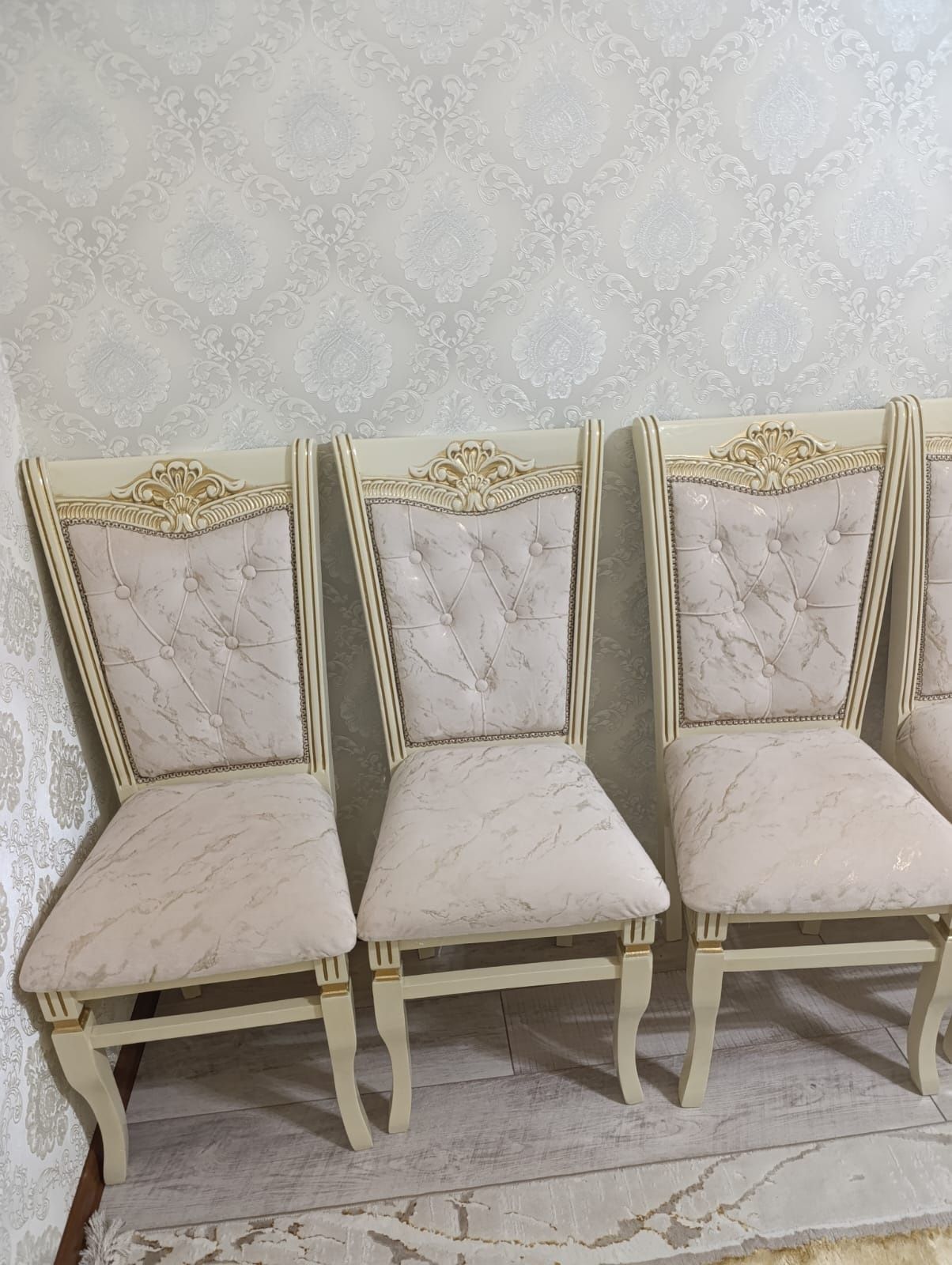 Продам Стол и стулья