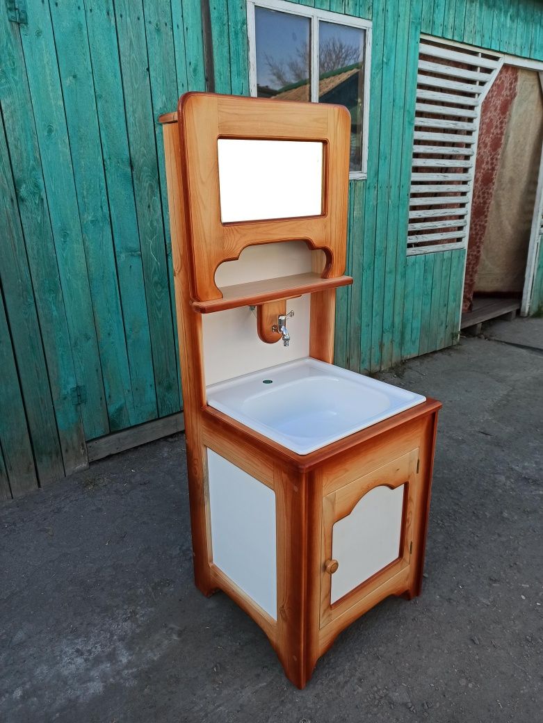 Продам деревянный лакированный умывальник.Ручная работа.