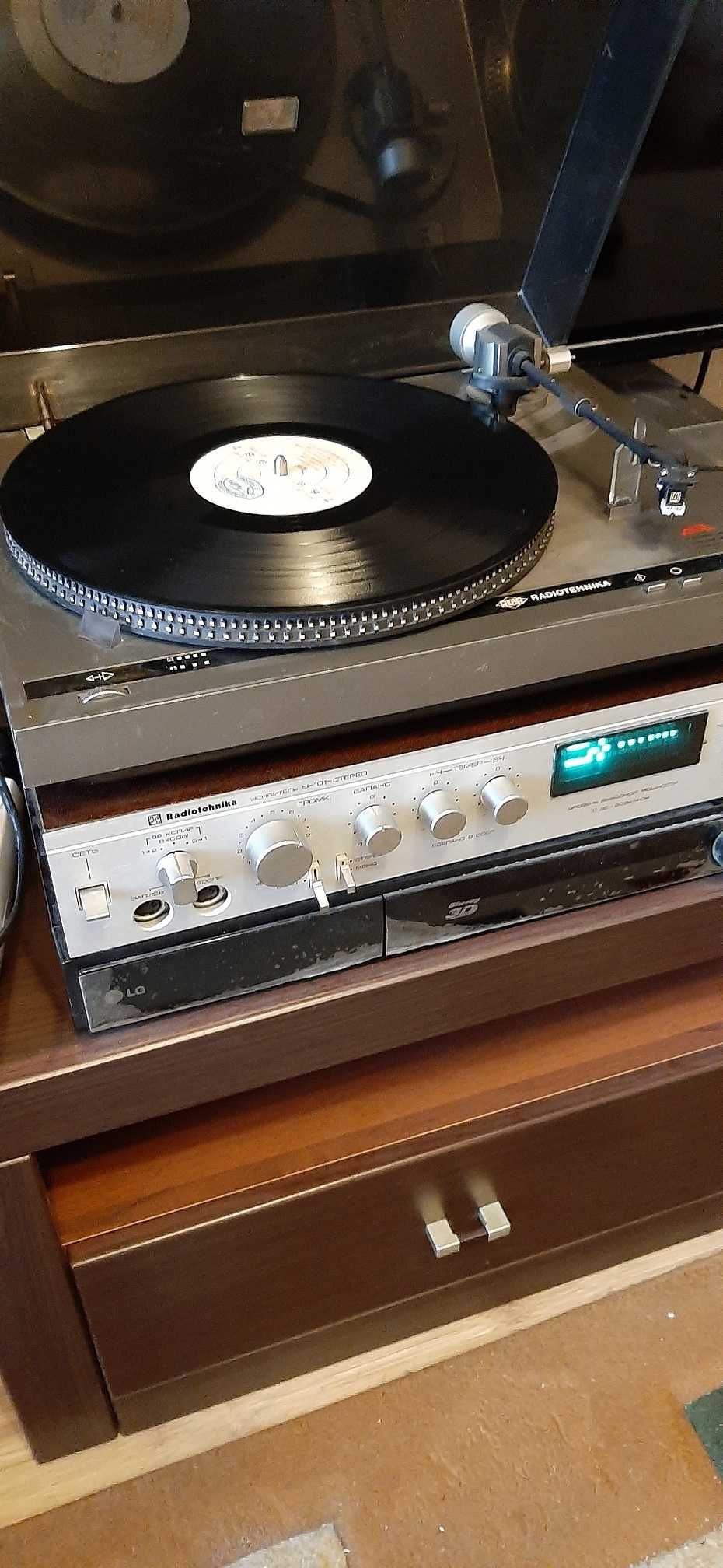 Проигрыватель  Radiotehnika в комплекте с усилителем