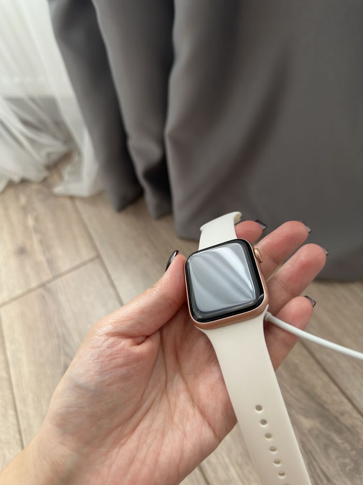 Продам Часы Apple Watch se в идеальном состоянии