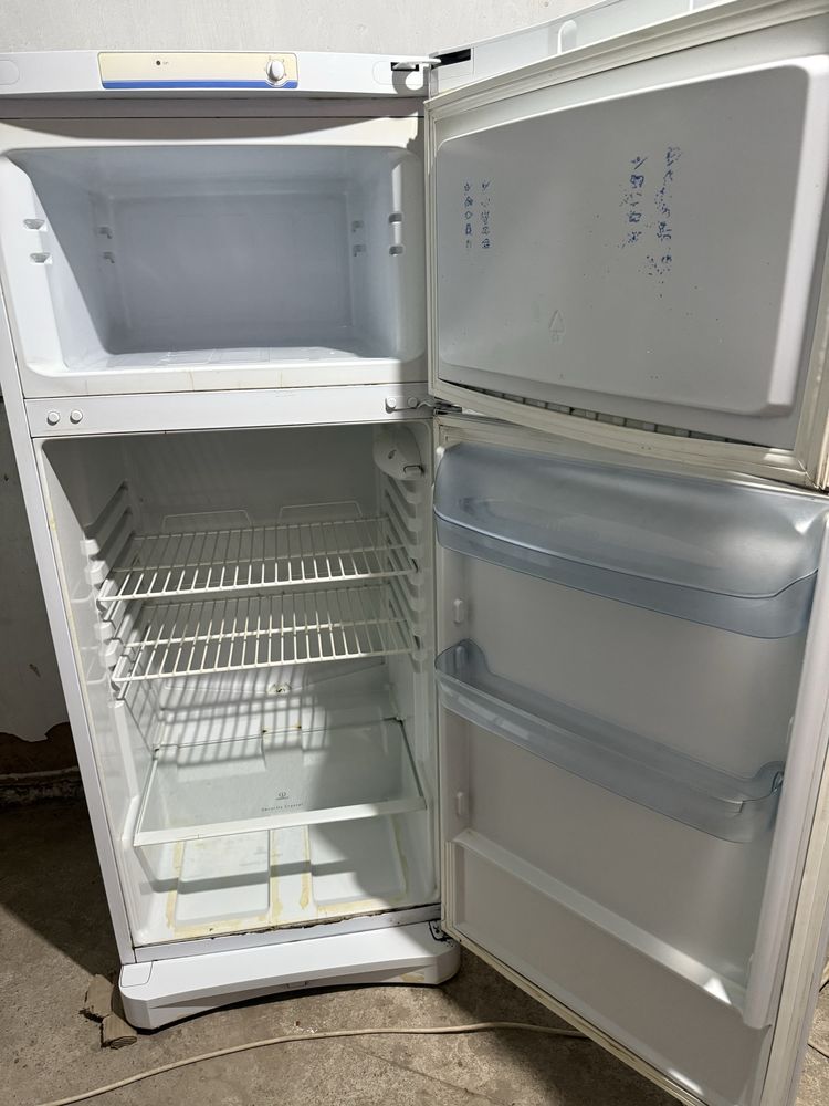 Холодильник “Indesit”