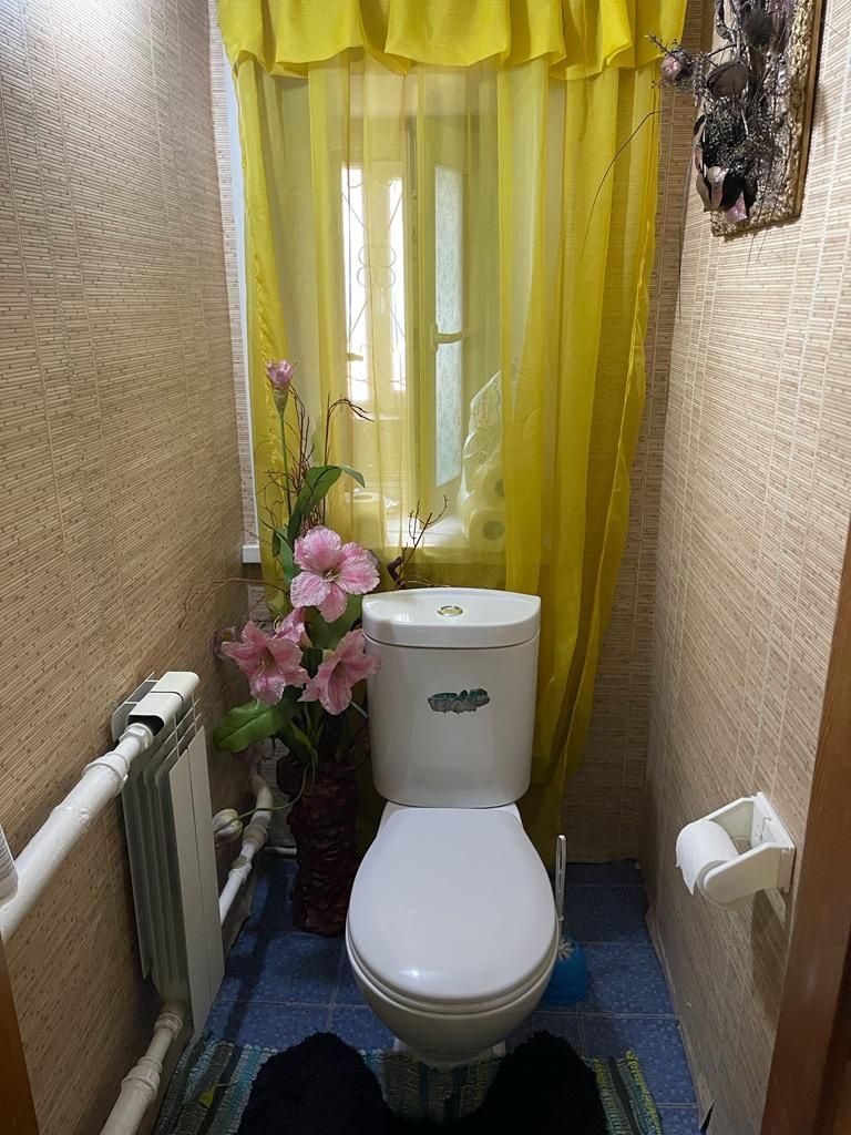Срочно. Срочно . Продаётся дом . В центре.