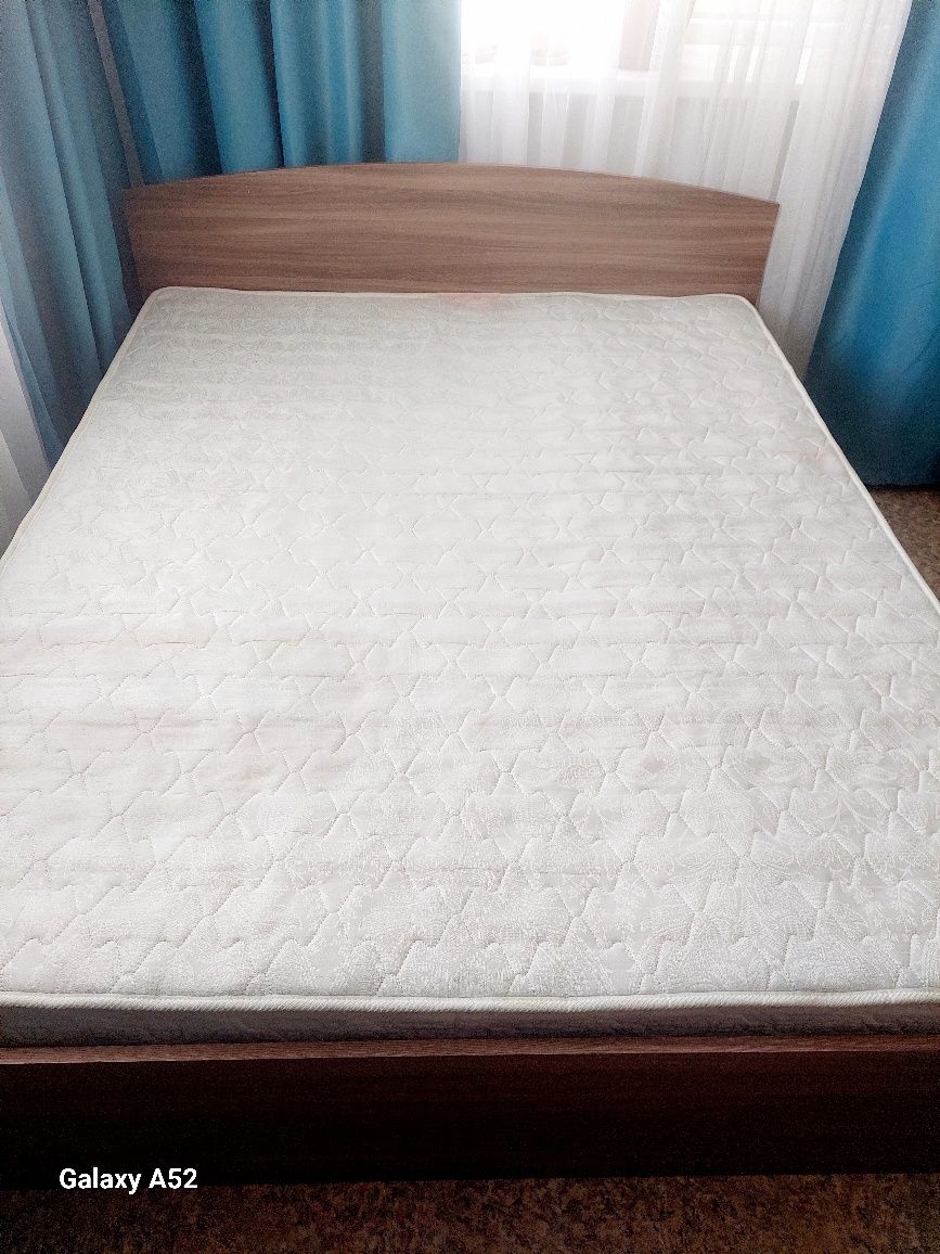 Продам 2х спальную кровать б/у