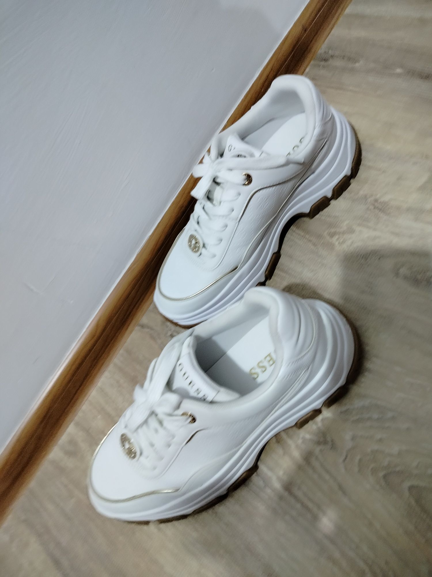 Продам кроссовки брэнда GUESS
