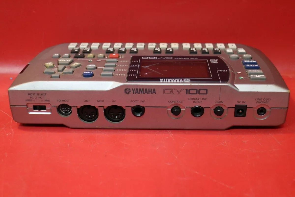 Звуковой модуль ( секвенсор ) Yamaha QY-100.