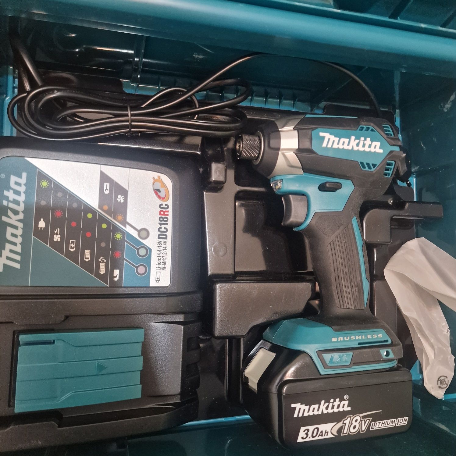 Продам шуруповерт Макита ударный , перфоратор,реноватор dewalt
