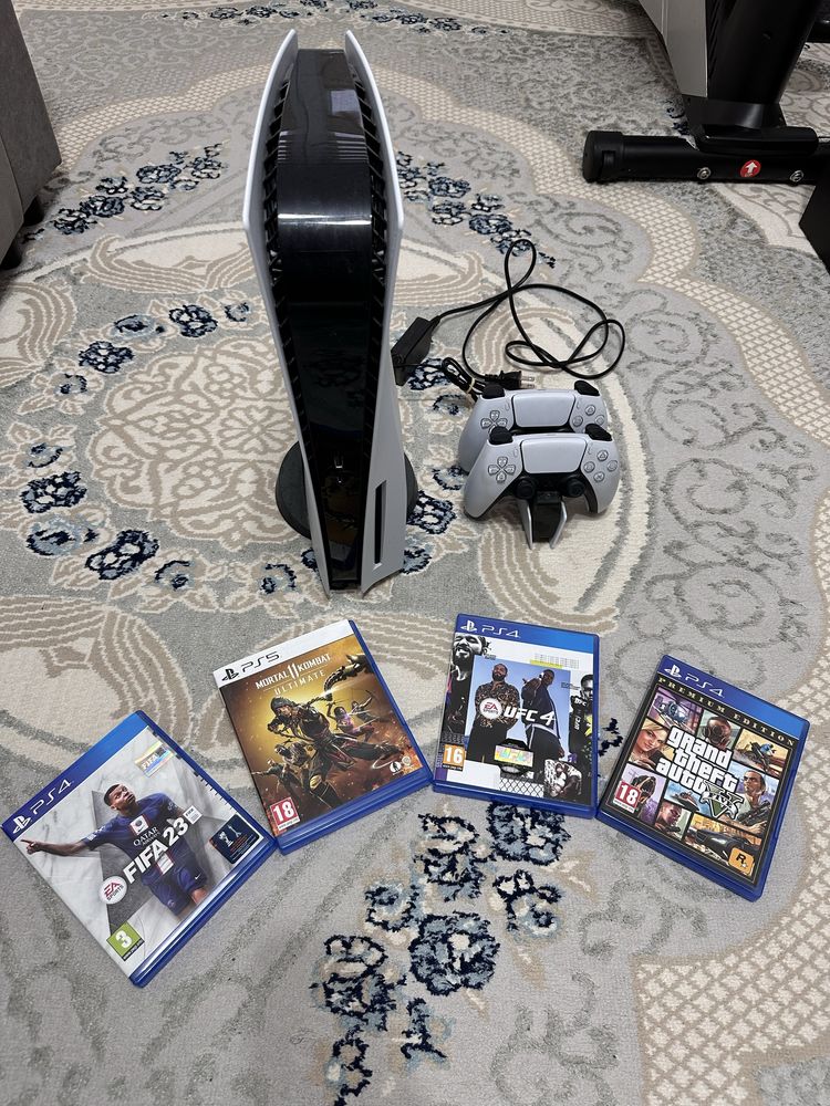 Playstation 5 плюс 4 игры и два контроллера