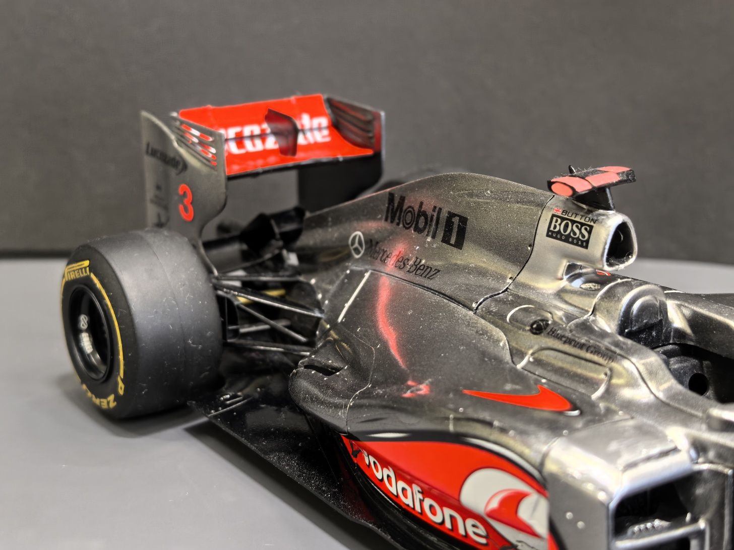 Модель болида формула-1 mercedes McLaren MP4/27