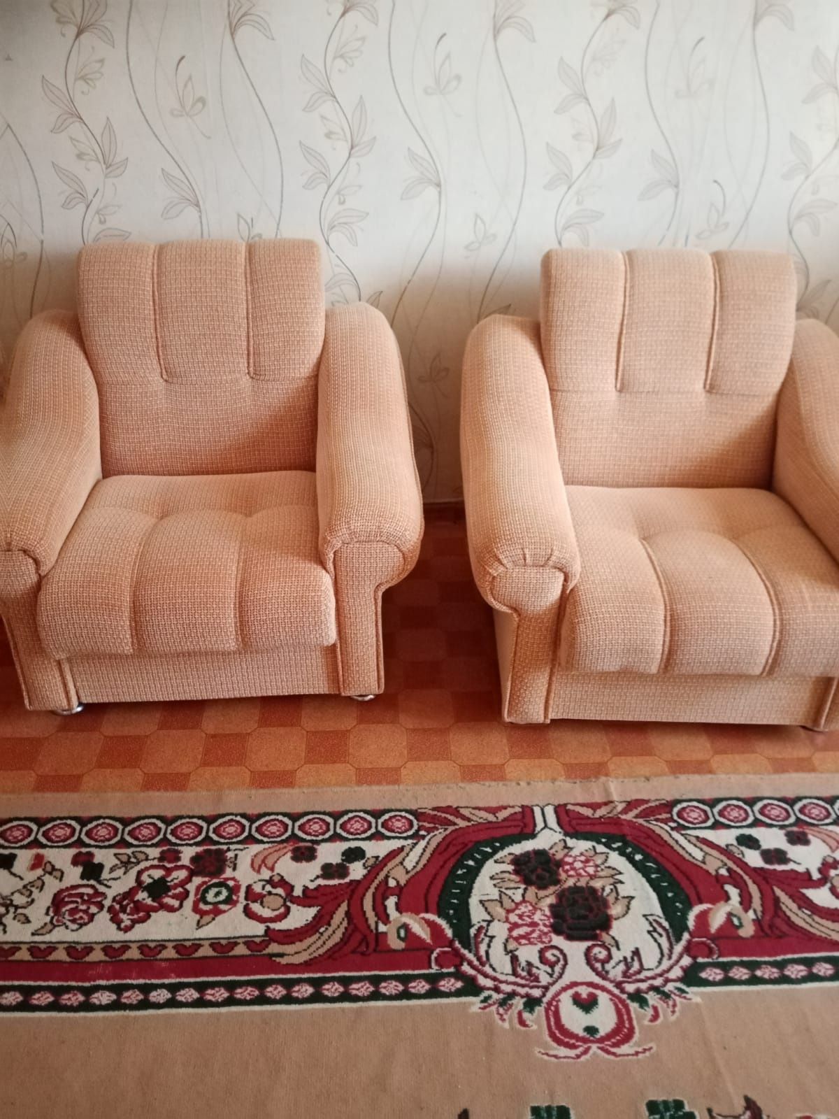 Продам  две креслы