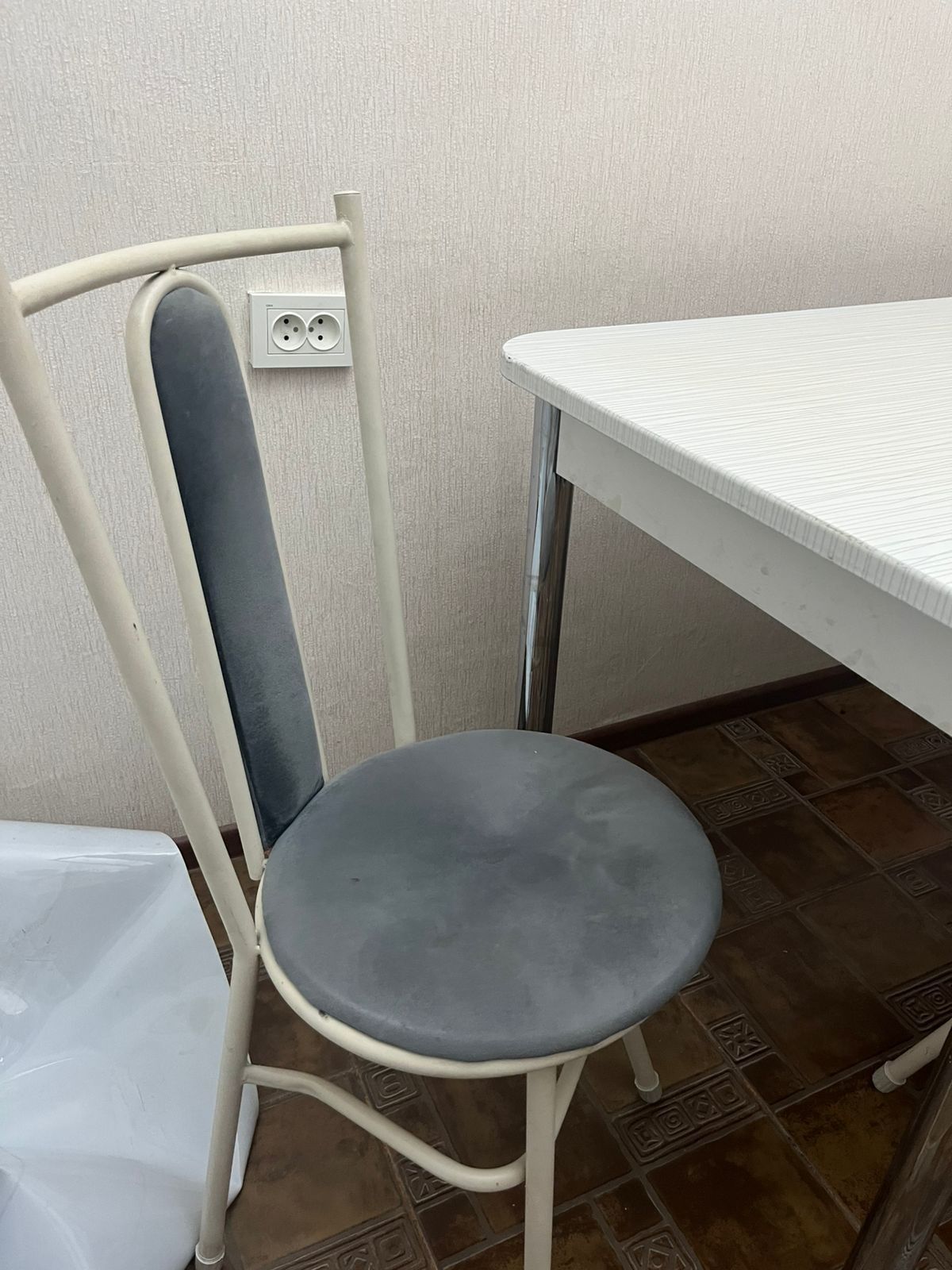 Продам стол и стулья