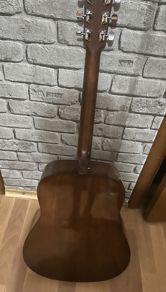 Продам гитару YAMAHA с чехлом
