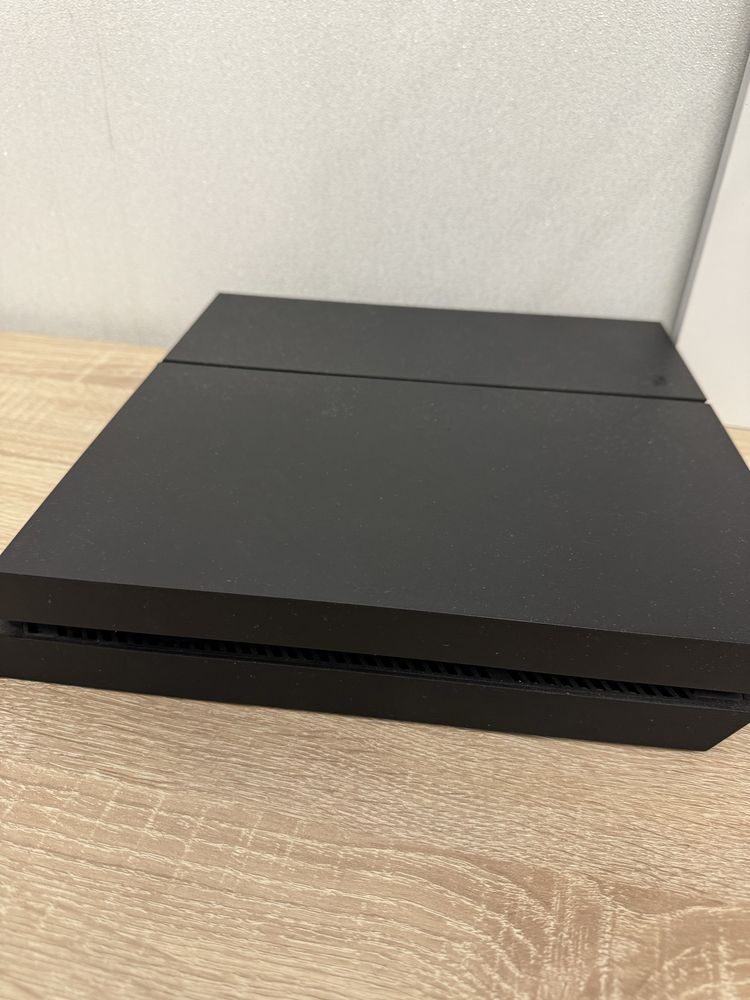 Продаю PlayStation 4 в отличном состоянии!