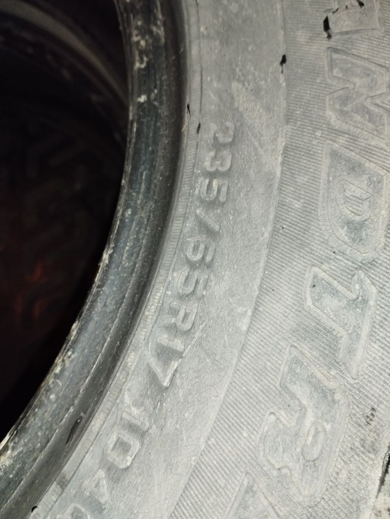 Шины зима 235/65R17 Dunlop 2шт