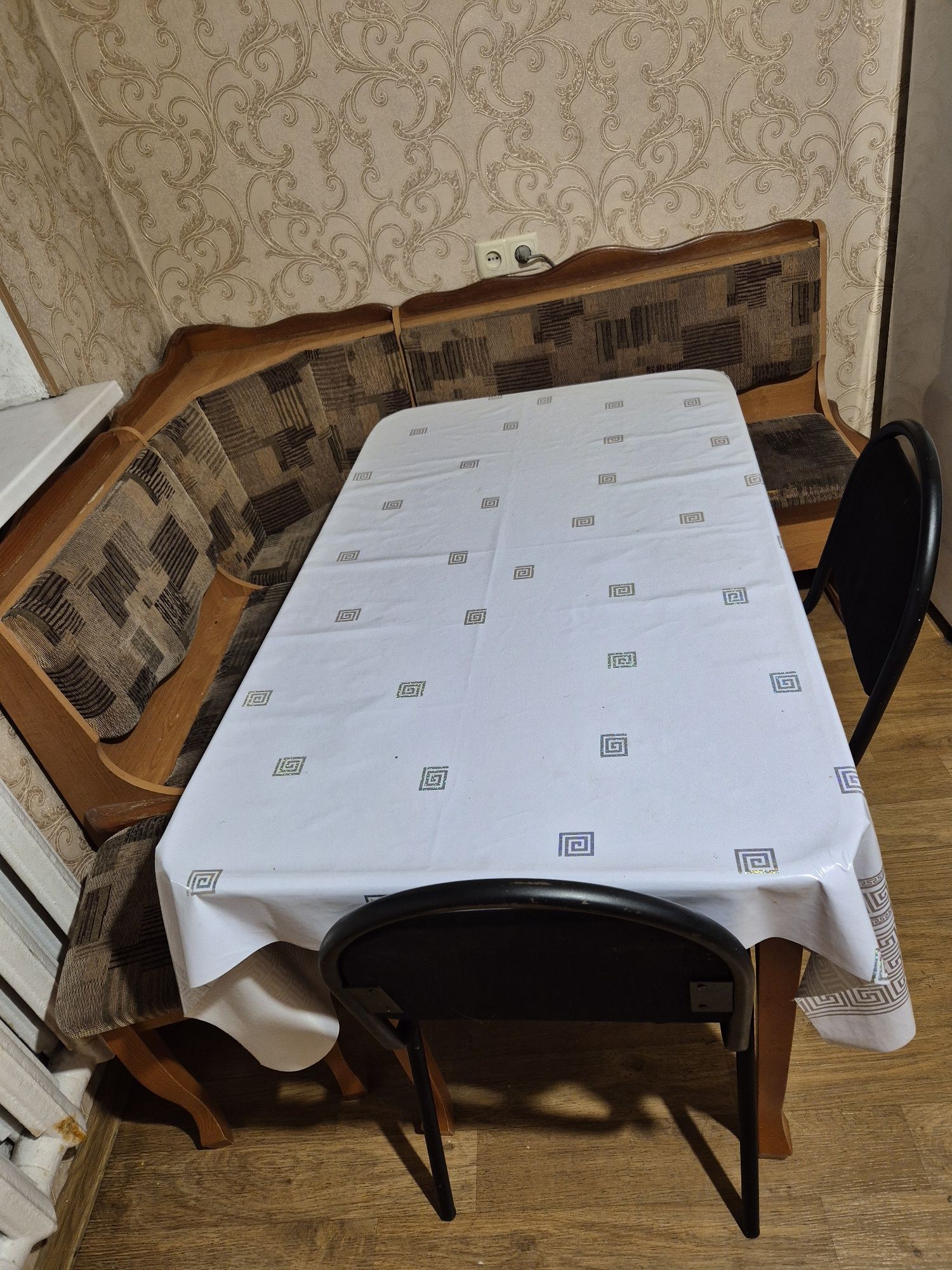 Кухонный стол со стульями