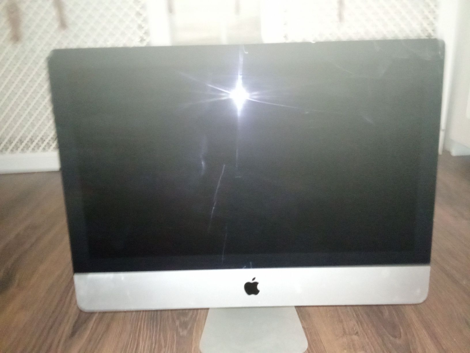 I mac дёшево немного разбит в углу
