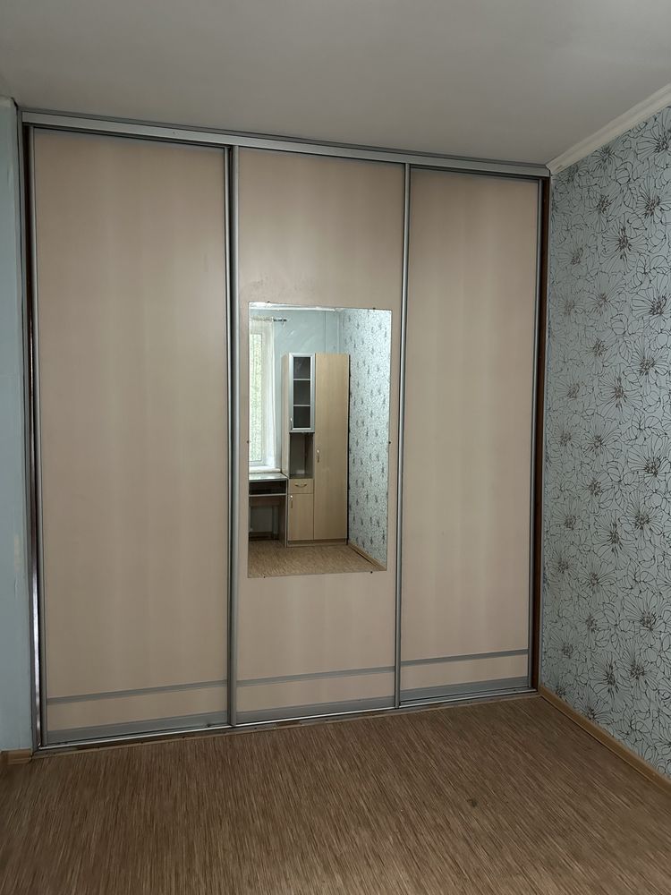 Продается открытый шкаф с полками и двери-купе
