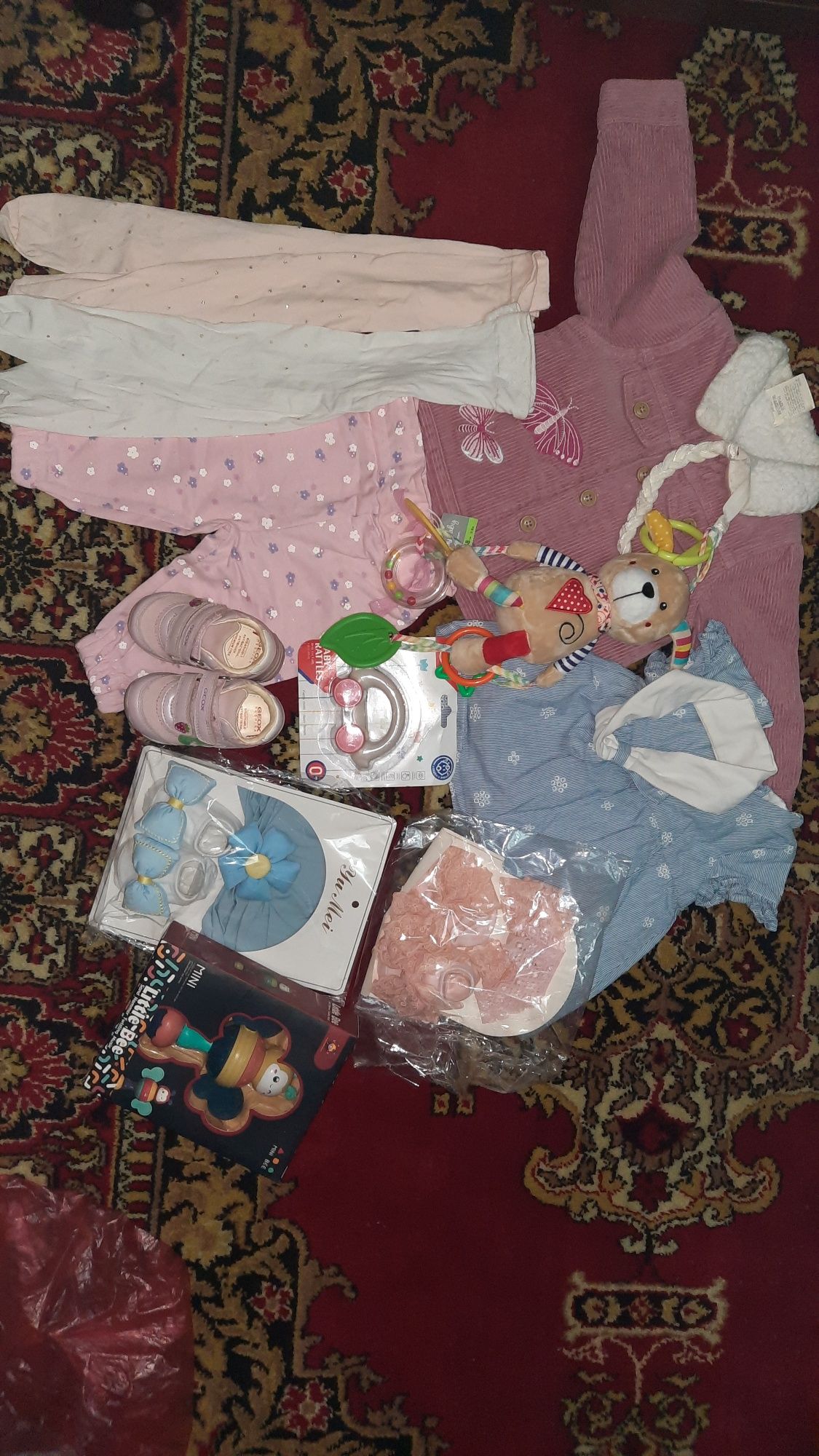Пакет вещей и игрушек  на девочку на годик!
