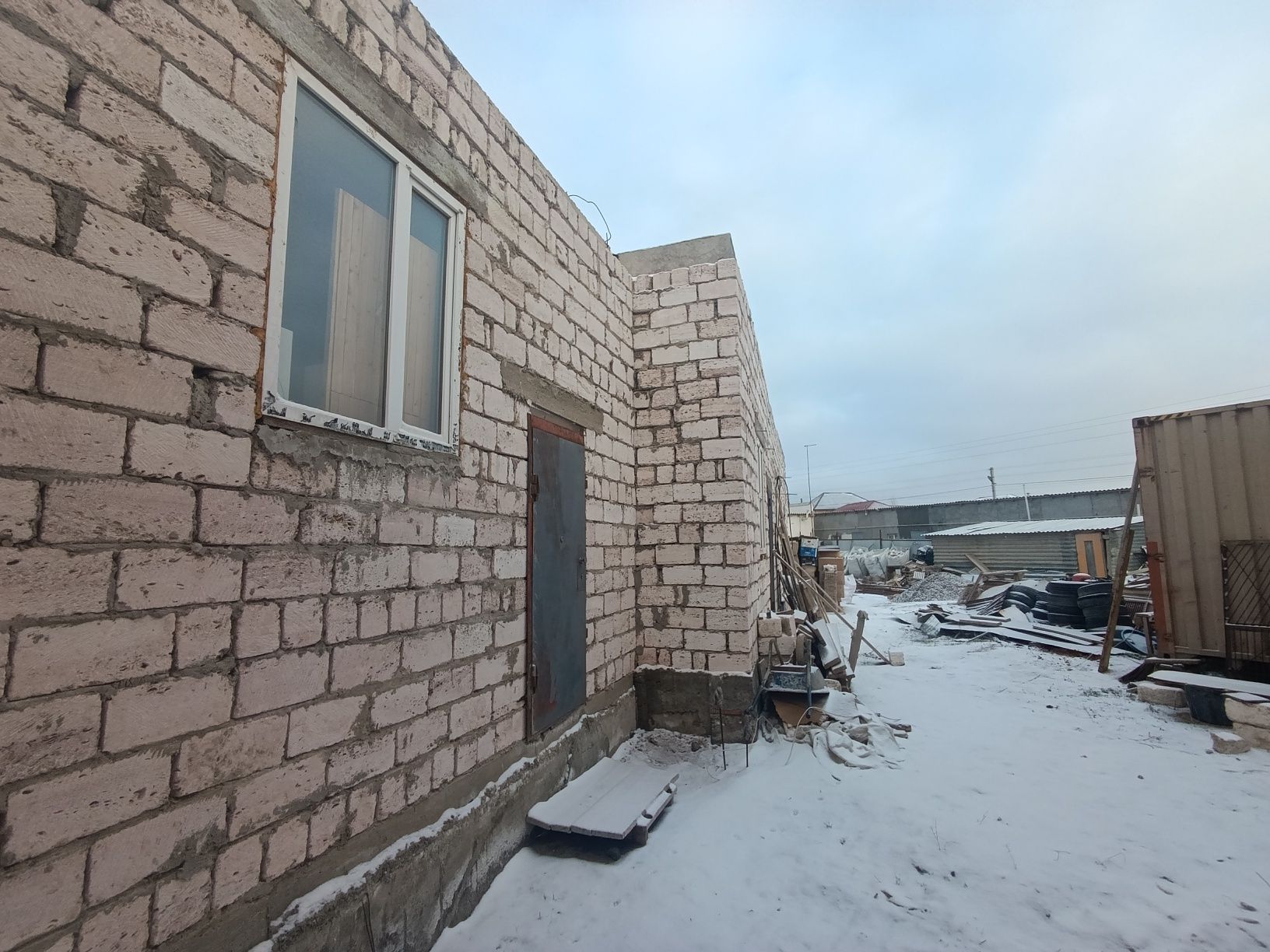Продаётся продукт магазин, 8 времянок, 4 бокса на зем участке 10 сот.