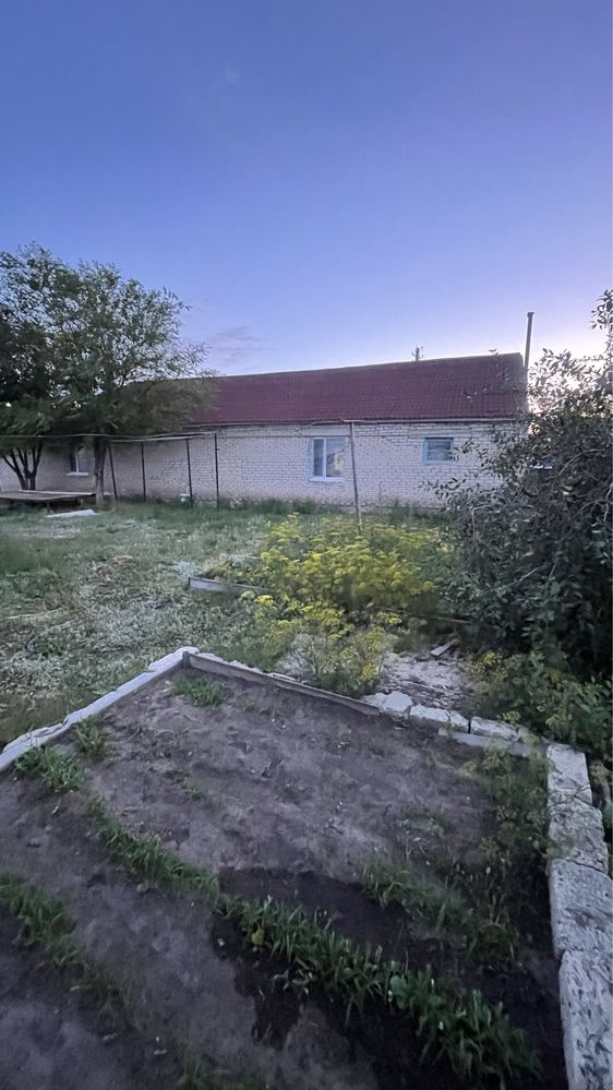 Продам частны дом рядам школа парк спорт клуб магазин СТО.