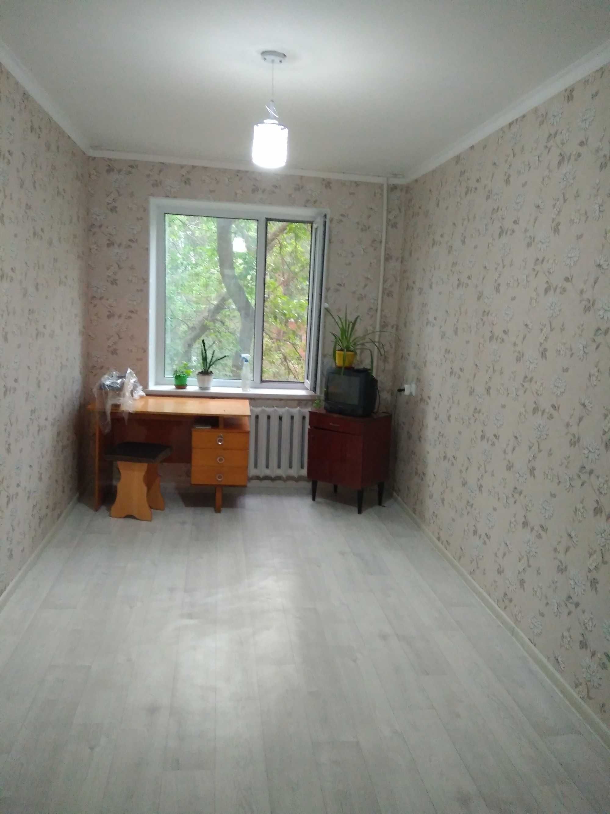 Продается 2 комнатная .3 этаж.Неугловая.